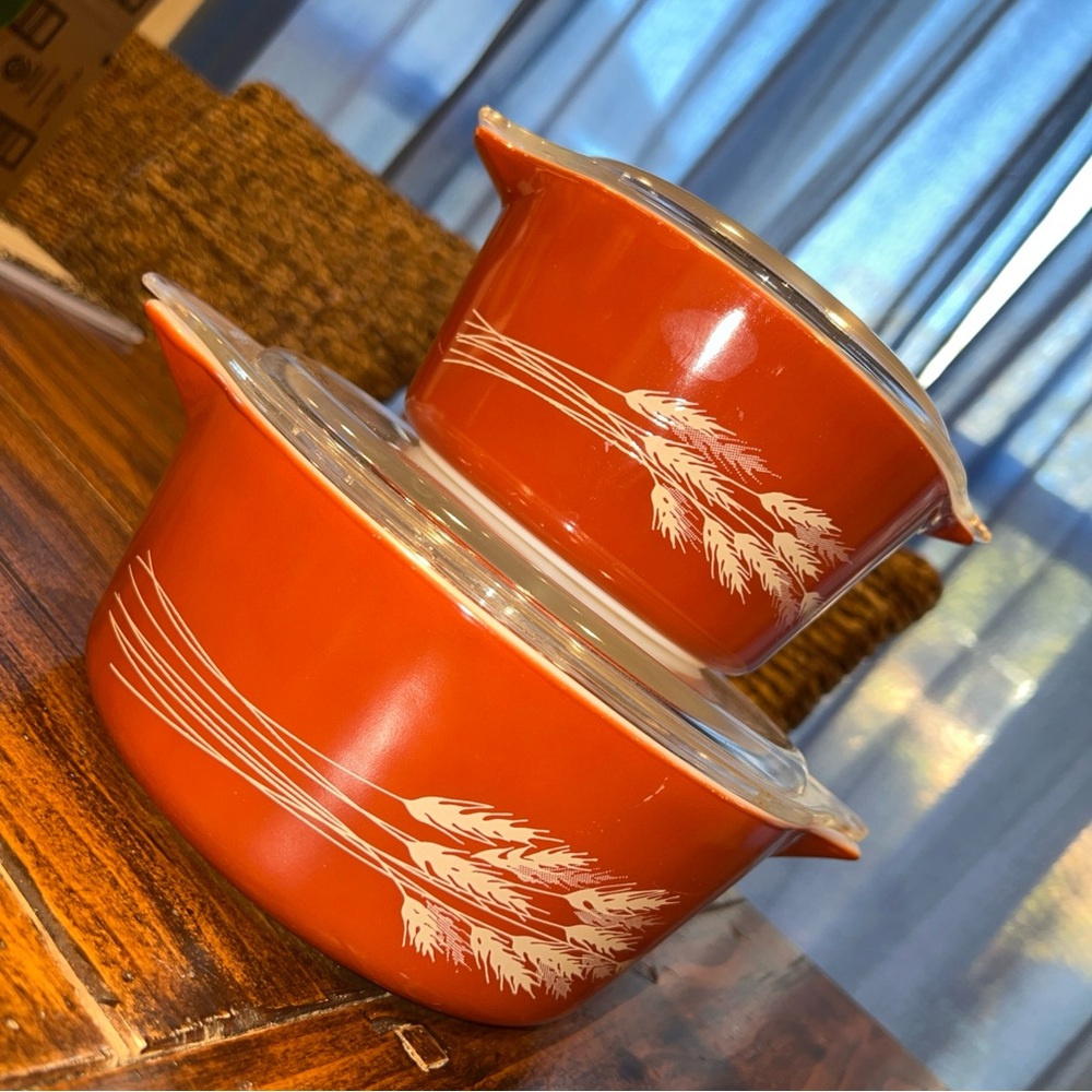 VTG Set of 2 Pyrex Autumn Harvest Wheat Casserole Bowls Lids 473-B, 475-B